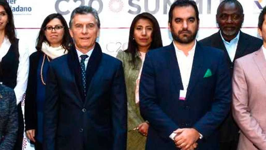 Mauricio Macri recibió un pañuelo verde, a dos días de la histórica votación en el Senado