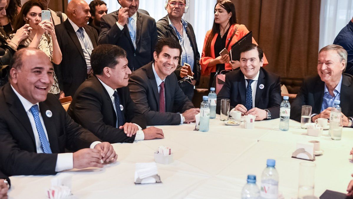 Tras darle los votos a Macri, los gobernadores del PJ se mostraron juntos para saldar sus diferencias