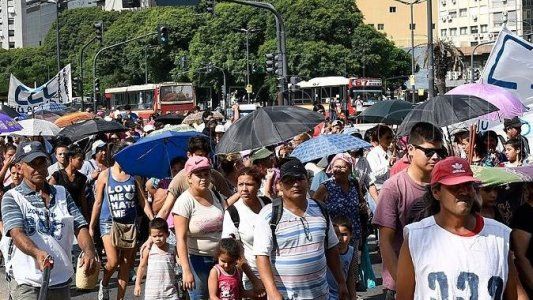 Organizaciones sociales marchan ante el Ministerio de Desarrollo Social en reclamo de un bono de $2000