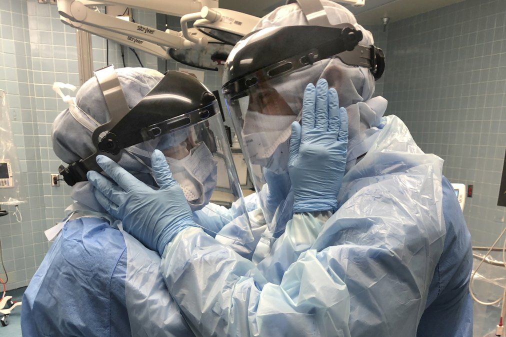 La historia detrás de la foto de una pareja de médicos, símbolo de la lucha contra el coronavirus