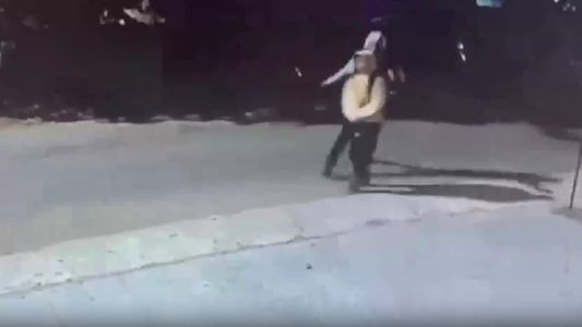 Video: indignación por el violento robo a un chico de 12 años en plena calle