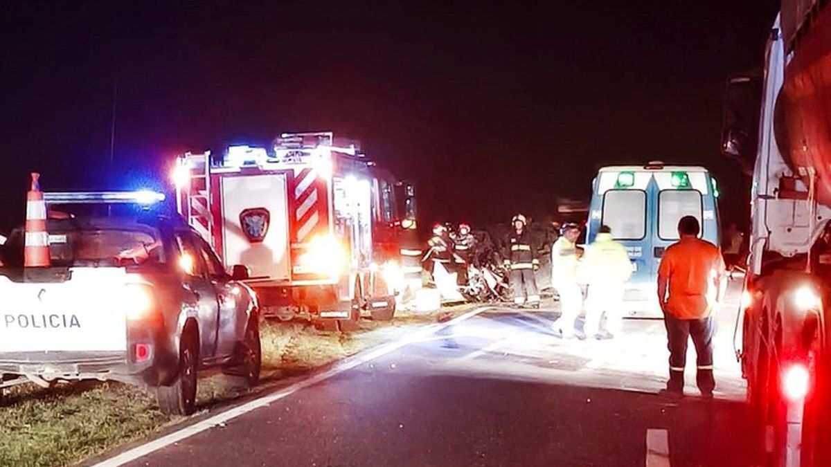 Cuatro hombres viajaban en un auto, esquivaron un acoplado pero chocaron contra otro camión: el triste final