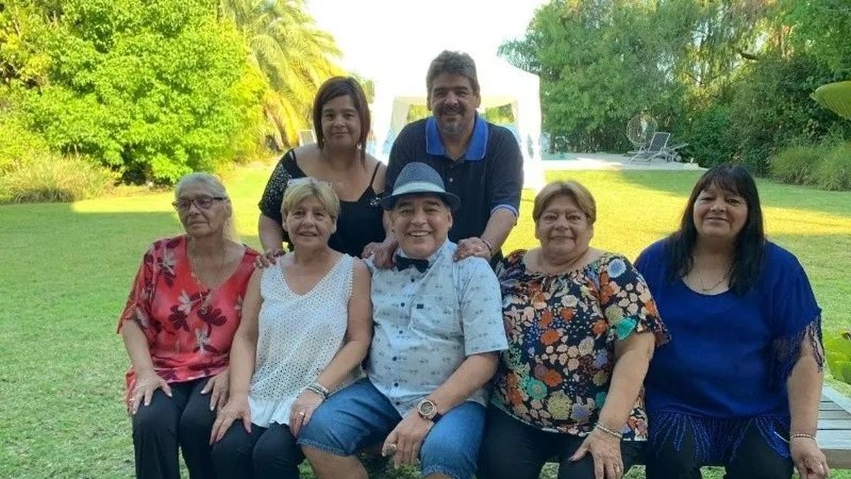 Diego Maradona y sus hermanas