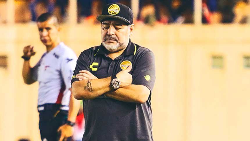 Diego Maradona tiene problemas en sus rodillas y le cuesta caminar