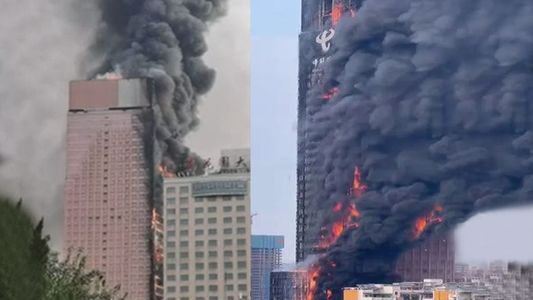 Video: incendio en una torre de comunicaciones de China
