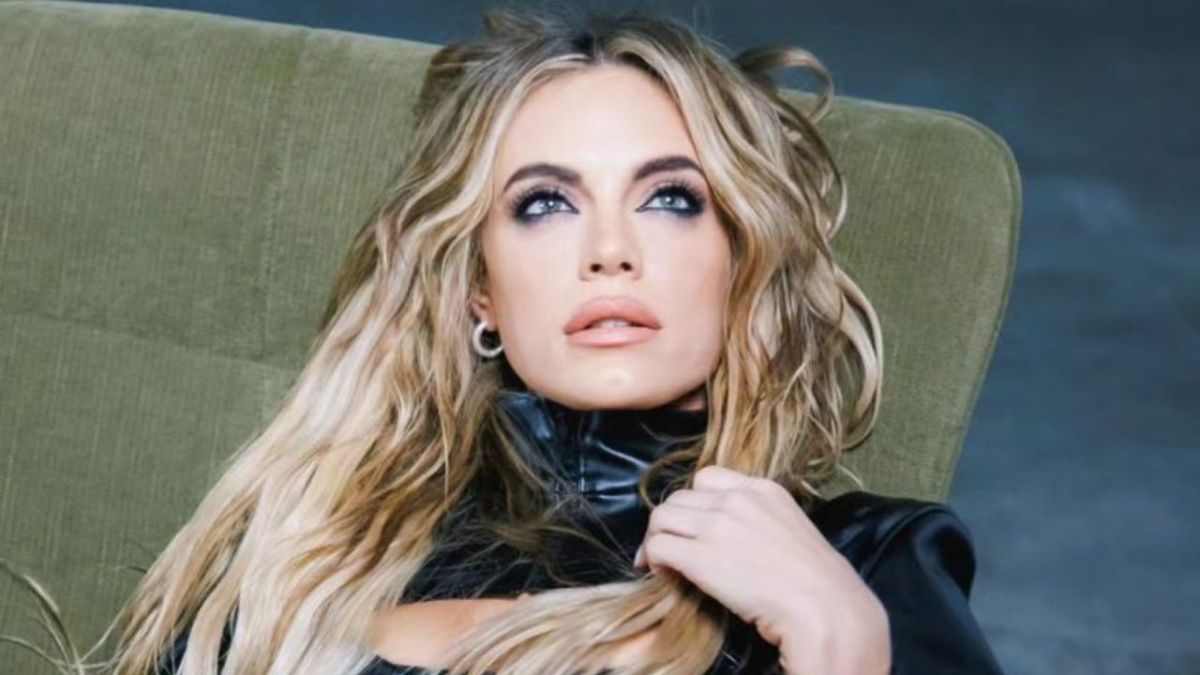 Emilia Attias causa furor con su impactante look en el videoclip de Rusherking y Paulo Londra.