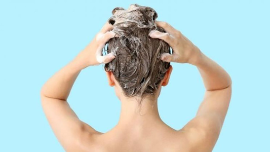 El secreto casero para un cabello brillante y sedoso con un aderezo que tenés en casa