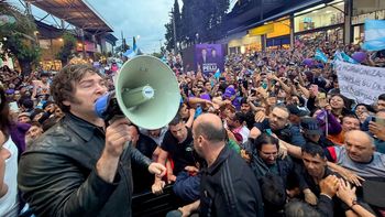 Milei cierra la campaña en Rosario y medita posibles cambios de gabinete para el día después