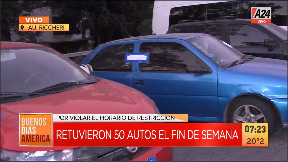 Ciudad: coches retenidos en la Autopista Ricchieri por violar el horario de restricción vehicular establecido de 20 a 6 (Foto: captura deTV).&nbsp;