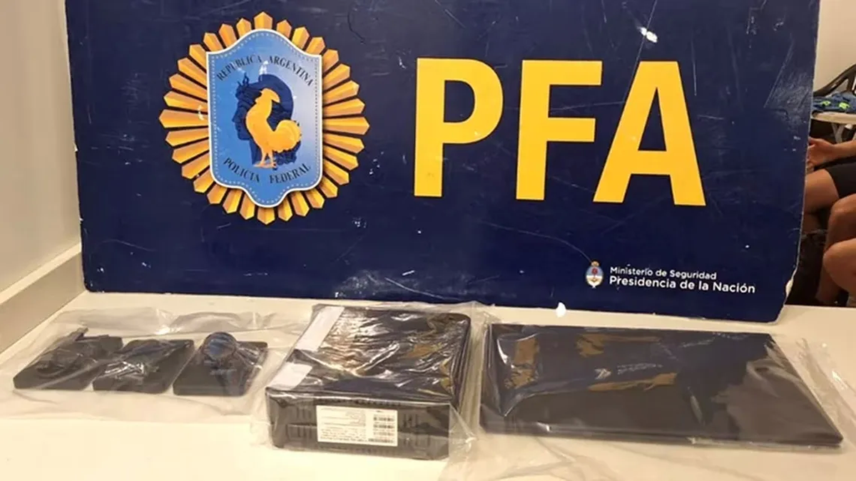 La Polic&iacute;a Federal secuestr&oacute; diversos aparatos electr&oacute;nicos durante los allanamientos. (Foto: Polic&iacute;a)