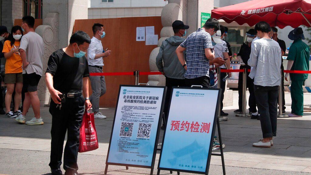 Con 79 nuevos contagios, Beijing entra en estado de guerra para combatir el rebrote de COVID-19