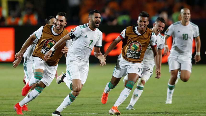 Locura en las calles de Argelia por el agónico gol de Mahrez que los clasificó a la final de la Copa África