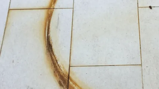 Manchas de óxido en el piso: el TRUCO de un ingeniero químico para sacarlas de manera efectiva