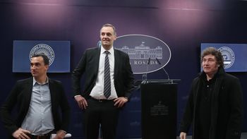 Javier Milei con su vocero Manuel Adorni y el subsecretario de Prensa, Javier Lanari, dieron una conferencia de prensa improvisada con periodistas acreditados en Casa Rosada. A24.com. Javier Milei con su vocero Manuel Adorni y el subsecretario de Prensa, Javier Lanari, dieron una conferencia de prensa improvisada con periodistas acreditados en Casa Rosada. A24.com.