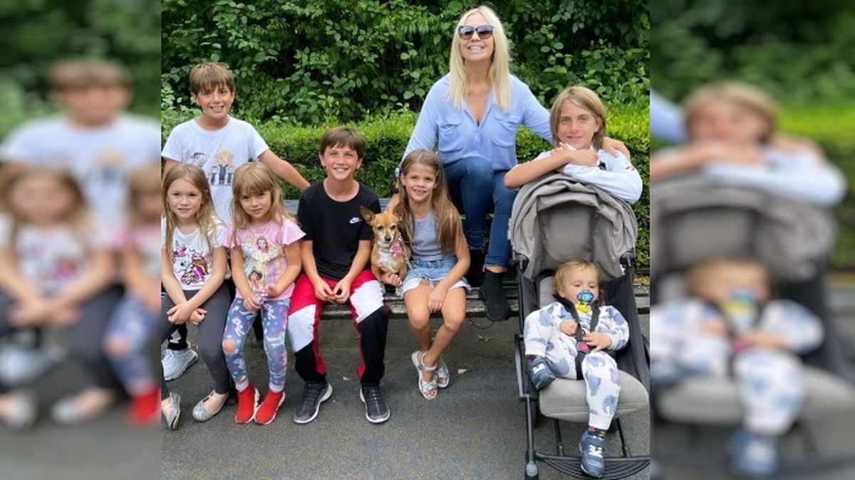 Nora Colosimo junto a sus siete nietos.&nbsp;