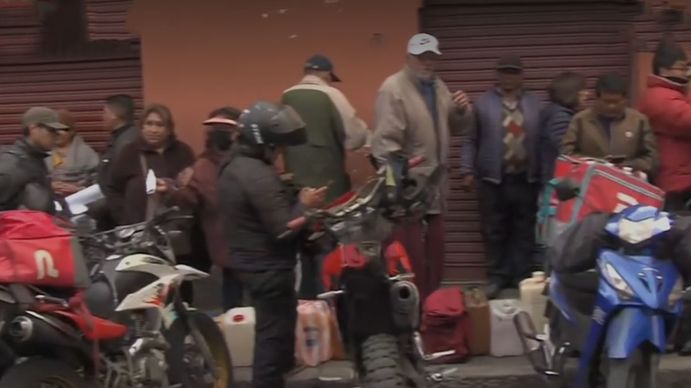 Desesperación en Bolivia: tatuajes en las muñecas y horas de fila para conseguir combustible