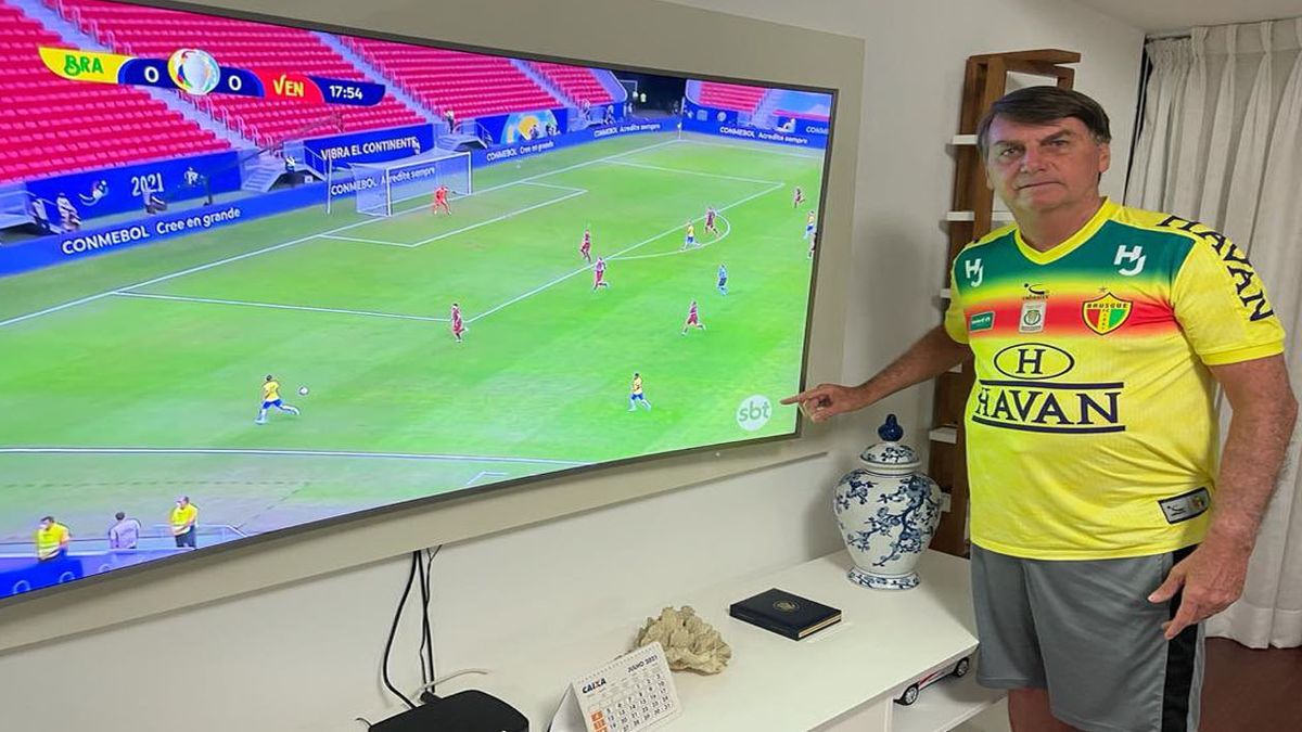 Jair Bolsonaro volvió a criticar a la Argentina mientras ve ganar a Brasil en la Copa América (Foto: cuenta de Twitter de Jair Bolsonaro).