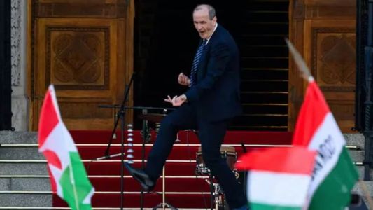 El excéntrico baile de un ministro para marcar el cambio de época en Hungría