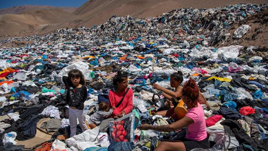 Desierto de Atacama: la ropa usada que descarta el mundo y se acumula en medio del paraíso