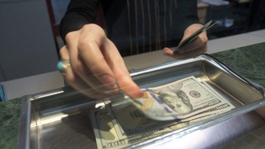 Los bancos deberán vender unos USD 1.500 millones por orden del Central y se espera un impacto en la divisa