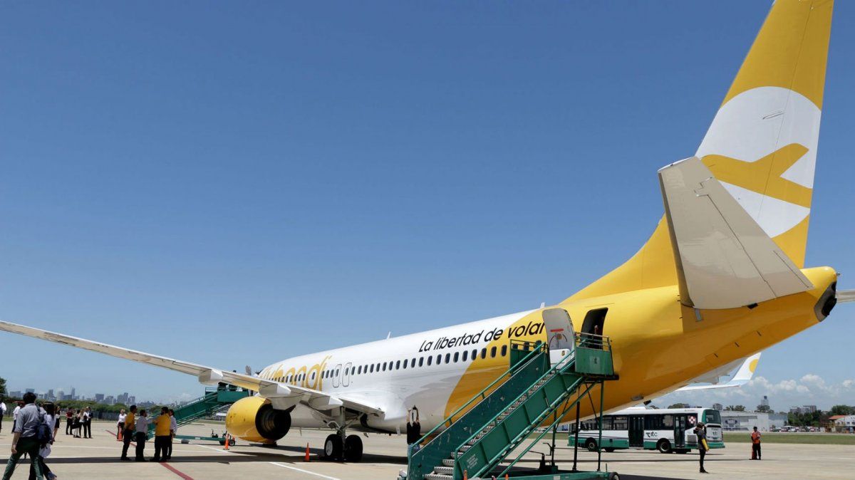 Preocupados por Flybondi, los aeronavegantes organizan una extraña protesta en el aeropuerto de El Palomar