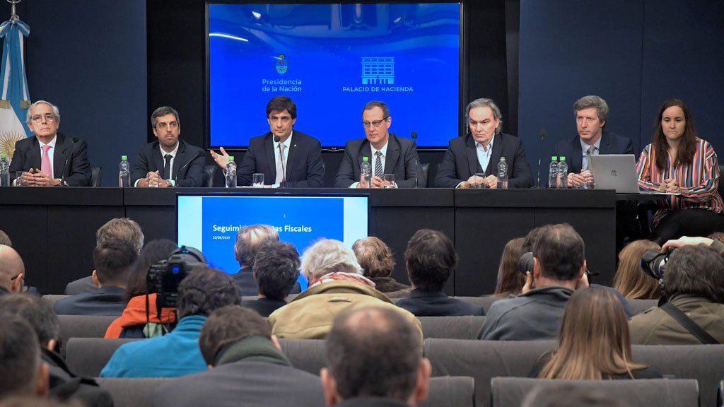 Lacunza y Frigerio reciben a gobernadores y empresarios del petróleo para intentar desactivar el conflicto por el congelamiento de la nafta