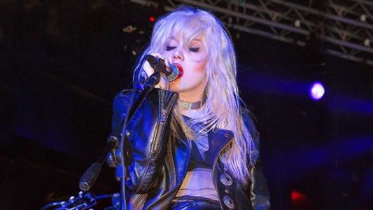 Militta Bora calentó las redes sociales con un topless