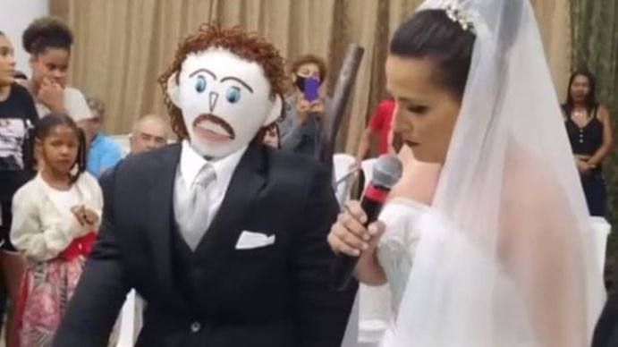 La mujer que se casó con un muñeco dice que su relación pende de un hilo porque él la engañó con otra