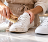 Una experta en orden y limpieza comparte su truco definitivo para limpiar las zapatillas blancas: fórmula mágica es la clave
