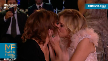 Martín Fierro 2019: Carla Peterson le comió la boca a Nancy Dupláa