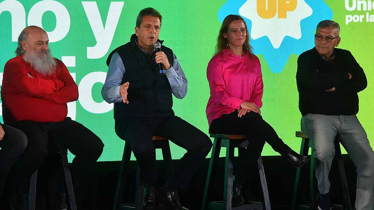 El fin de semana Sergio Massa se mostró en un acto de los movimientos sociales que le expresaron su apoyo de cara a las PASO del domingo. Y anunció en monotributo social. Foto: UP.