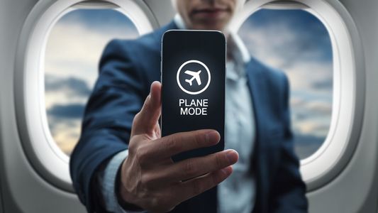 Esto es lo que pasa si ponés el celular en modo avión sin estar volando