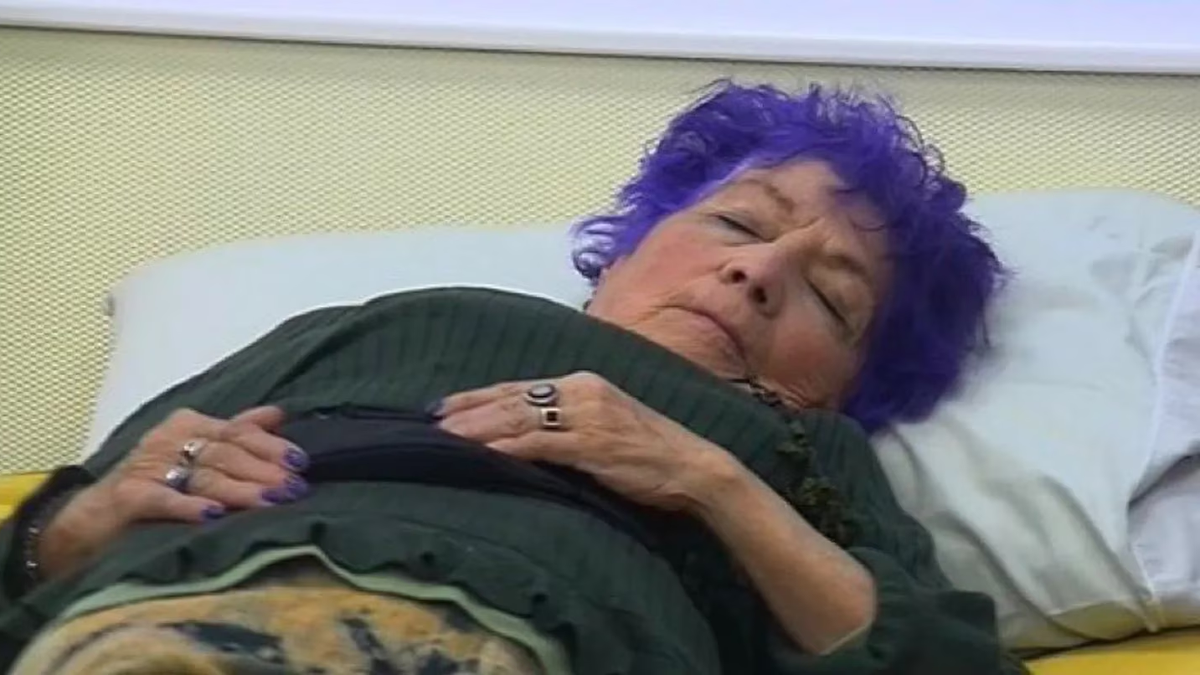 Mónica Yañez, dormida mientras la presentadora decidió ignorarla. (Foto: captura de Chilevisión)