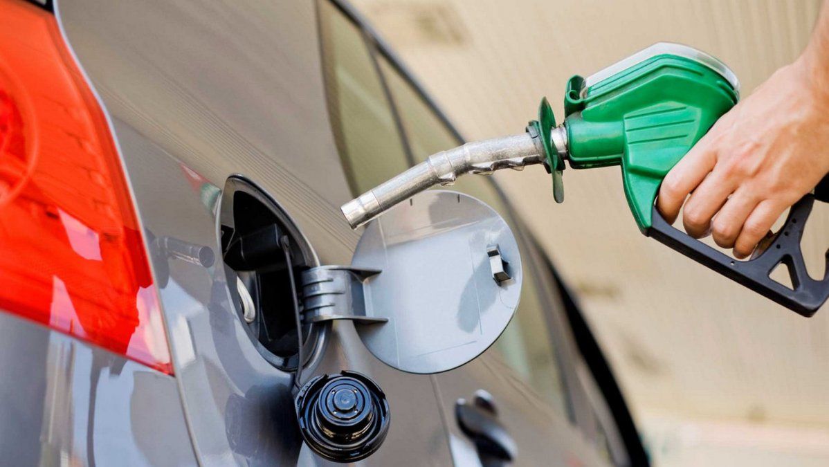 Los combustibles aumentan entre 1,2% y 1,6%, pero no descartan una suba mayor por la disparada del dólar