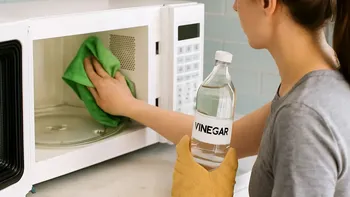 El truco del vinagre para limpiar el microondas: cómo usarlo sin dañar el aparato