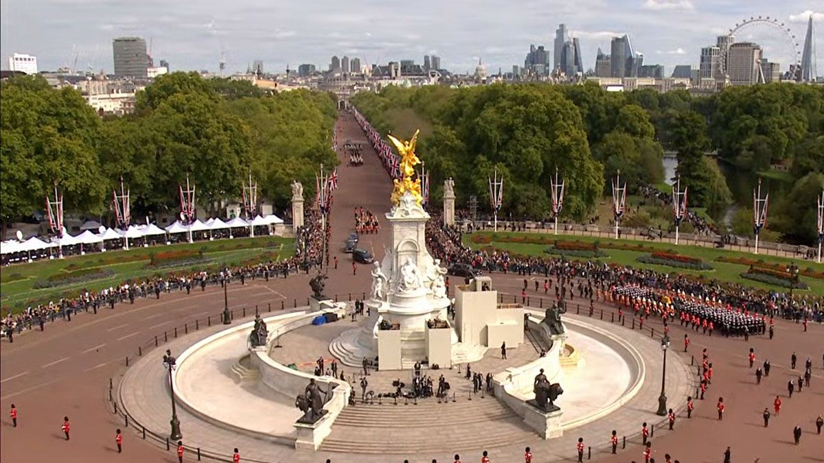 El paso del ataúd de la reina Isabel llegando al palacio de Buckingham