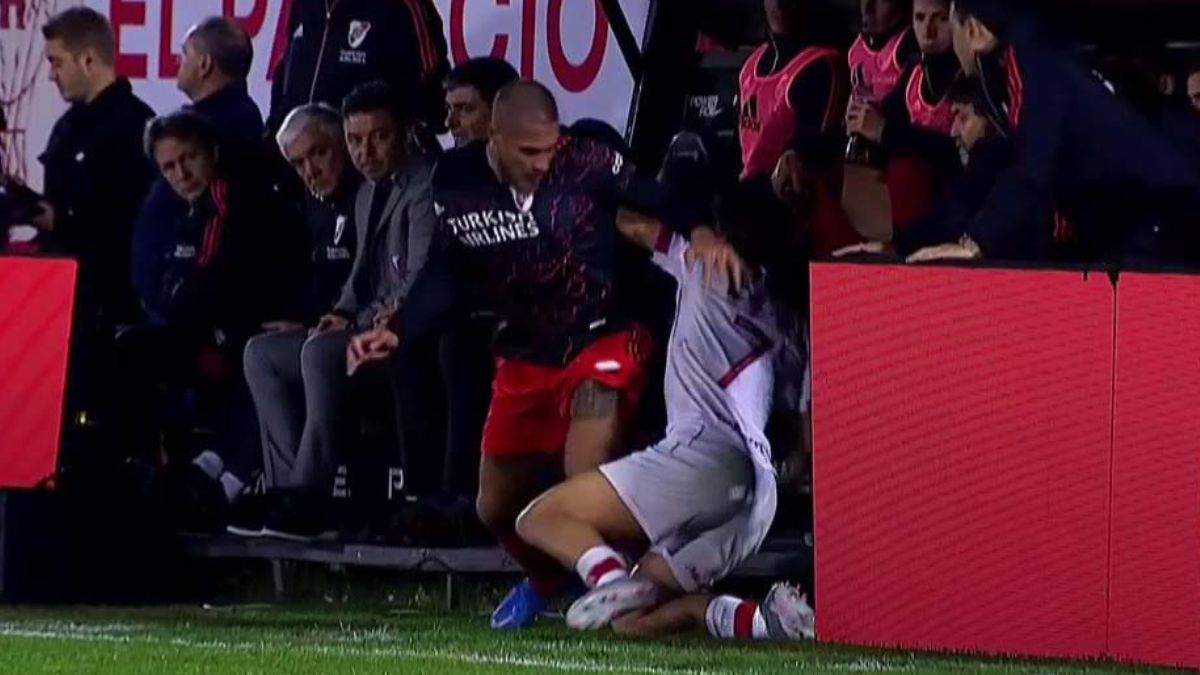 Maidana le pegó un fuerte codazo a Cóccaro y fue expulsado a los 30 de Huracán-River.