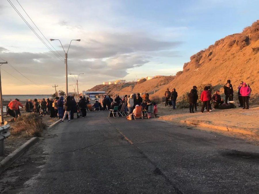 Docentes bloquean en Comodoro la playa de tanques de YPF que proporciona combustible a la región