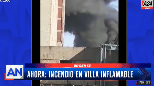 Incendio en Avellaneda: impactantes imágenes tras prenderse fuego un depósito de colectivos en Dock Sud