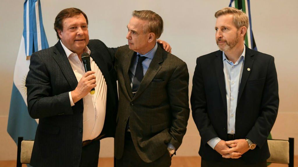 Otro abrazo aliado: el gobernador de Río Negro se mostró con Pichetto y Frigerio