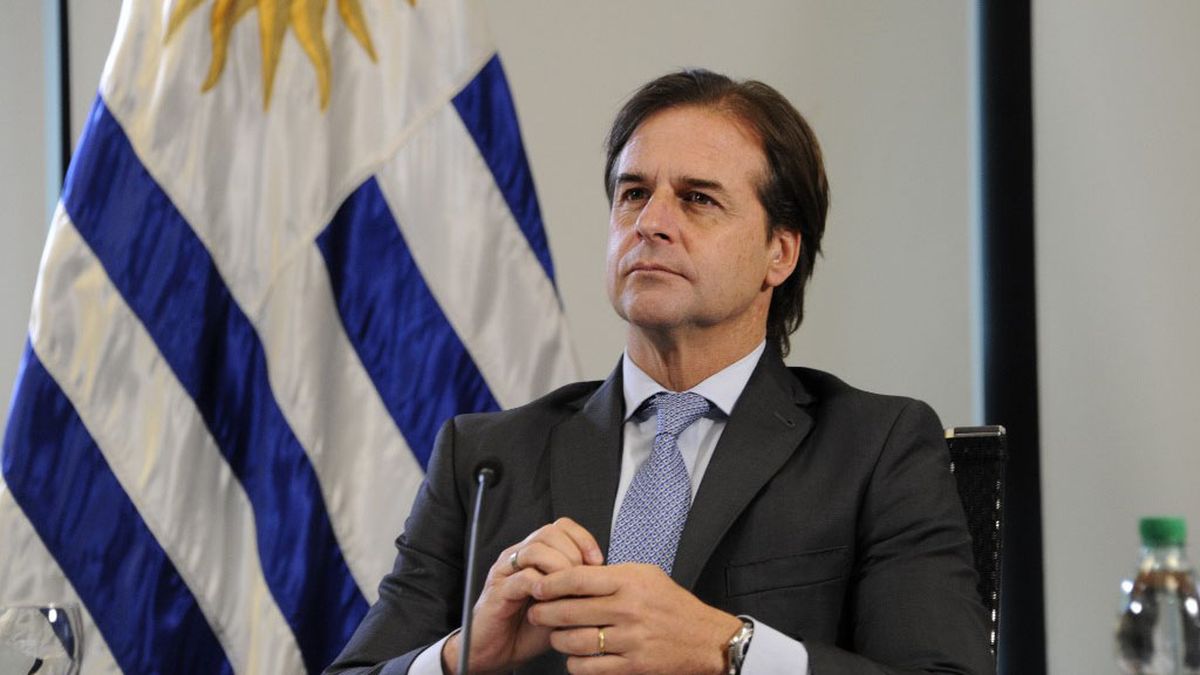 Luis Lacalle Pou aprobó que los adolescentes entre 12 y 18 años se vacunen con Pfizer contra la pandemia. (Foto: AP)