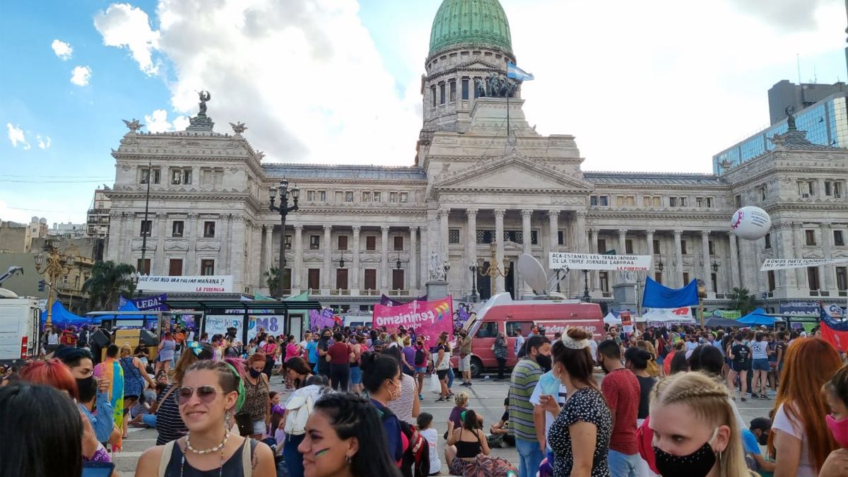 Miles de mujeres se manifestaron por el Día Internacional de la Mujer.