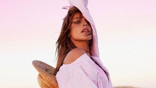 Calu Rivero practica yoga con transparencias