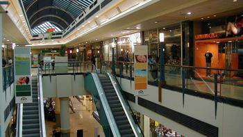 El insólito robo en un shopping de Rosario terminó con una persecución y una caída libre de 6 metros. El insólito robo en un shopping de Rosario terminó con una persecución y una caída libre de 6 metros.