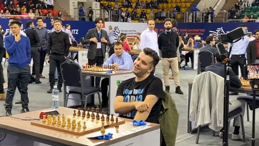 Una figura del ajedrez fue a jugar el Mundial con la remera del qué mirás, bobo y lo sancionaron