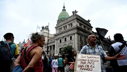 Las dos CTA, la CGT y organizaciones sociales se manifestaron frente al Congreso en apoyo a los jubilados