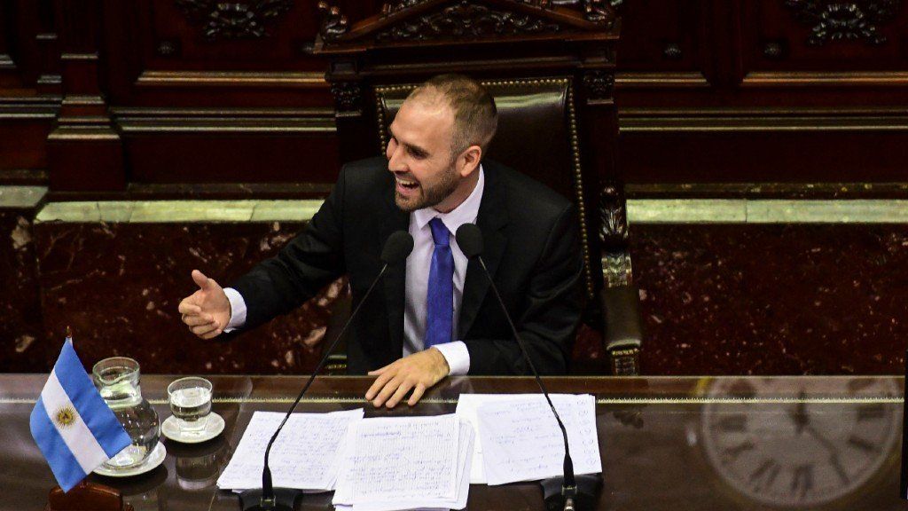 Guzmán responde en el Congreso: No vamos a permitir que fondos de inversión extranjeros marquen la pauta de la política económica