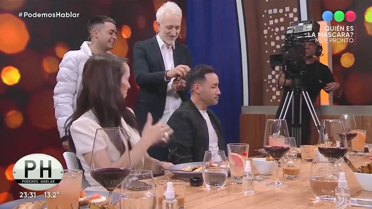 Luego el conductor de PH Podemos Hablar jug&oacute; a ser peluquero y eligi&oacute; como modelo a Luciano Pereyra.&nbsp;