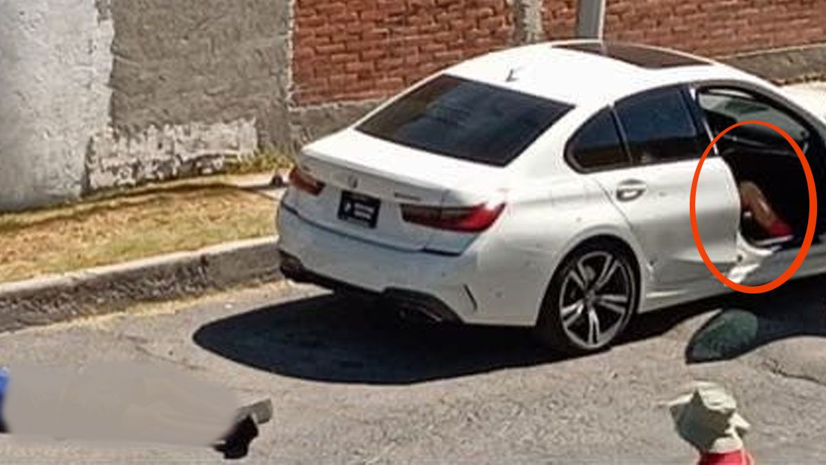El cuerpo sin vida de Vielka Pulido qued&oacute; en el asiento del acompa&ntilde;ante. Su pareja, tendido sobre el pavimento (Foto: gentileza El Universal).
