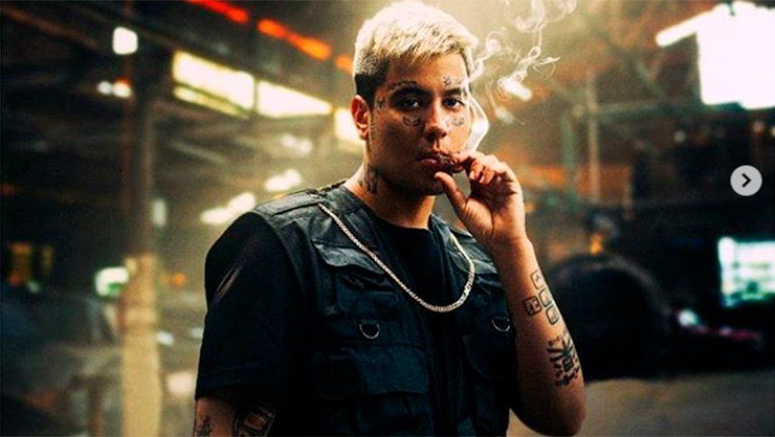 Se conoció un video en el que Duki se agarra a trompadas en la puerta de un boliche